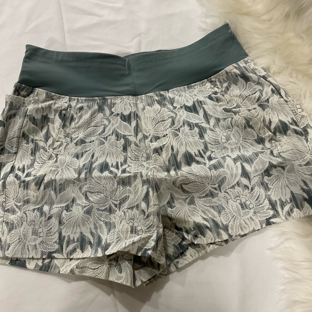 Athleta Trekkie North Short Size 6